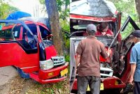 Elf tabrak pohon di Lengkong, Sukabumi - Istimewa