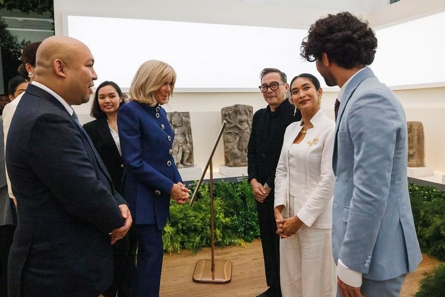 Kesan Wanita Sukabumi diskusi kebudayaan dengan istri Presiden Perancis, Brigitte Macron 1 Brigitte Macron (blouse biru) dan Happy Salma (kebaya putih) - Instagram