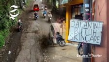 Jalan Kabupaten ruas Parungkuda - Pakuwon Sukabumi rusak berlubang, warga minta di-skincare - sukabumiheadline.com