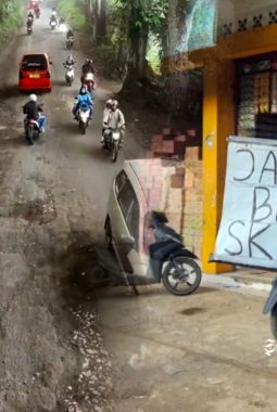 Rusak jalan Kabupaten ruas Parungkuda – Pakuwon Sukabumi, warga: Butuh di-skincare