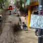 Jalan Kabupaten ruas Parungkuda - Pakuwon Sukabumi rusak berlubang, warga minta di-skincare - sukabumiheadline.com