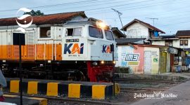 KA Pangrango saat berhenti di Stasiun KA Parungkuda - sukabumiheadline.com
