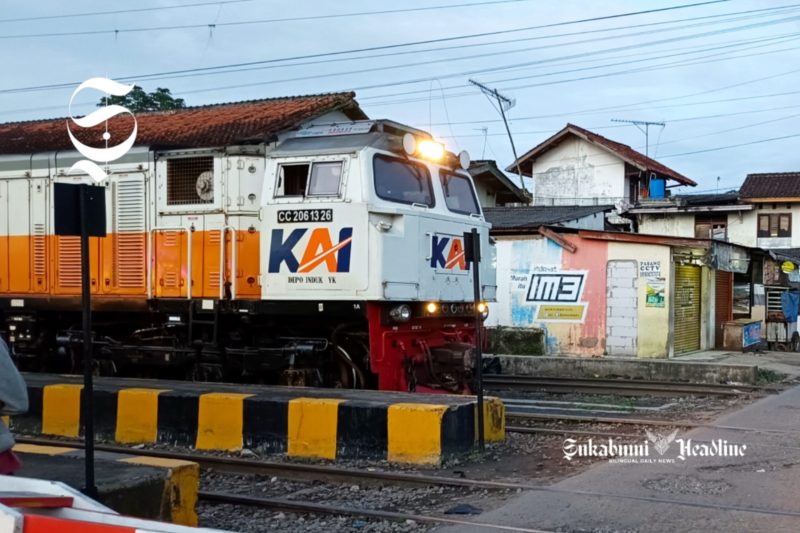 KA Pangrango saat berhenti di Stasiun KA Parungkuda - sukabumiheadline.com