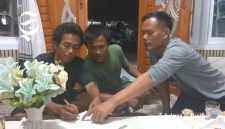 Nuryaman dan Dihan, dua nelayan Ciemas Sukabumi saat membuat surat pernyataan - Istimewa