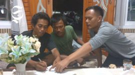 Nuryaman dan Dihan, dua nelayan Ciemas Sukabumi saat membuat surat pernyataan - Istimewa