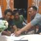 Nuryaman dan Dihan, dua nelayan Ciemas Sukabumi saat membuat surat pernyataan - Istimewa