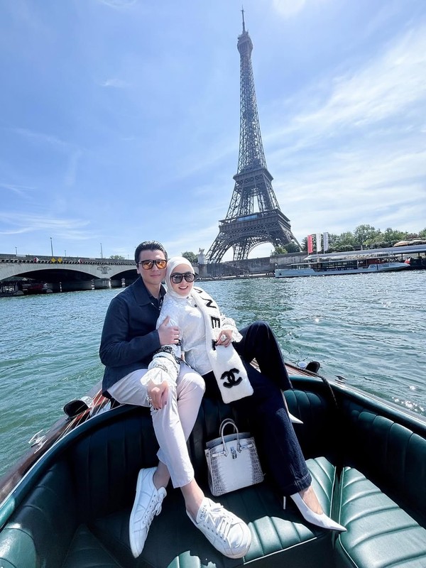 Berlibur ke Paris, Wanita Sukabumi ini pamer foto latar belakang Menara Eiffel 1 syahrini-dan-reino-barack-di-paris