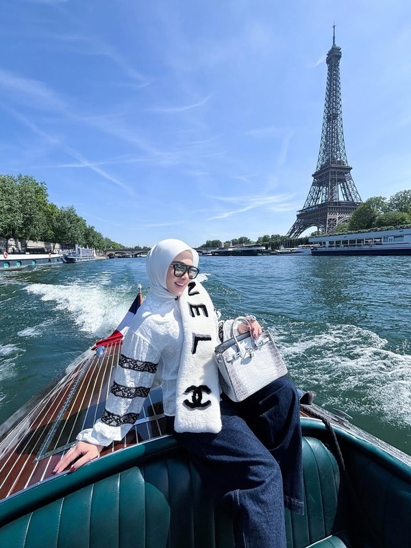 Syahrini di Paris - Instagram
