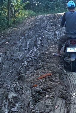Ngeri, Jalan Kabupaten Sukabumi penghubung tiga kecamatan hancur