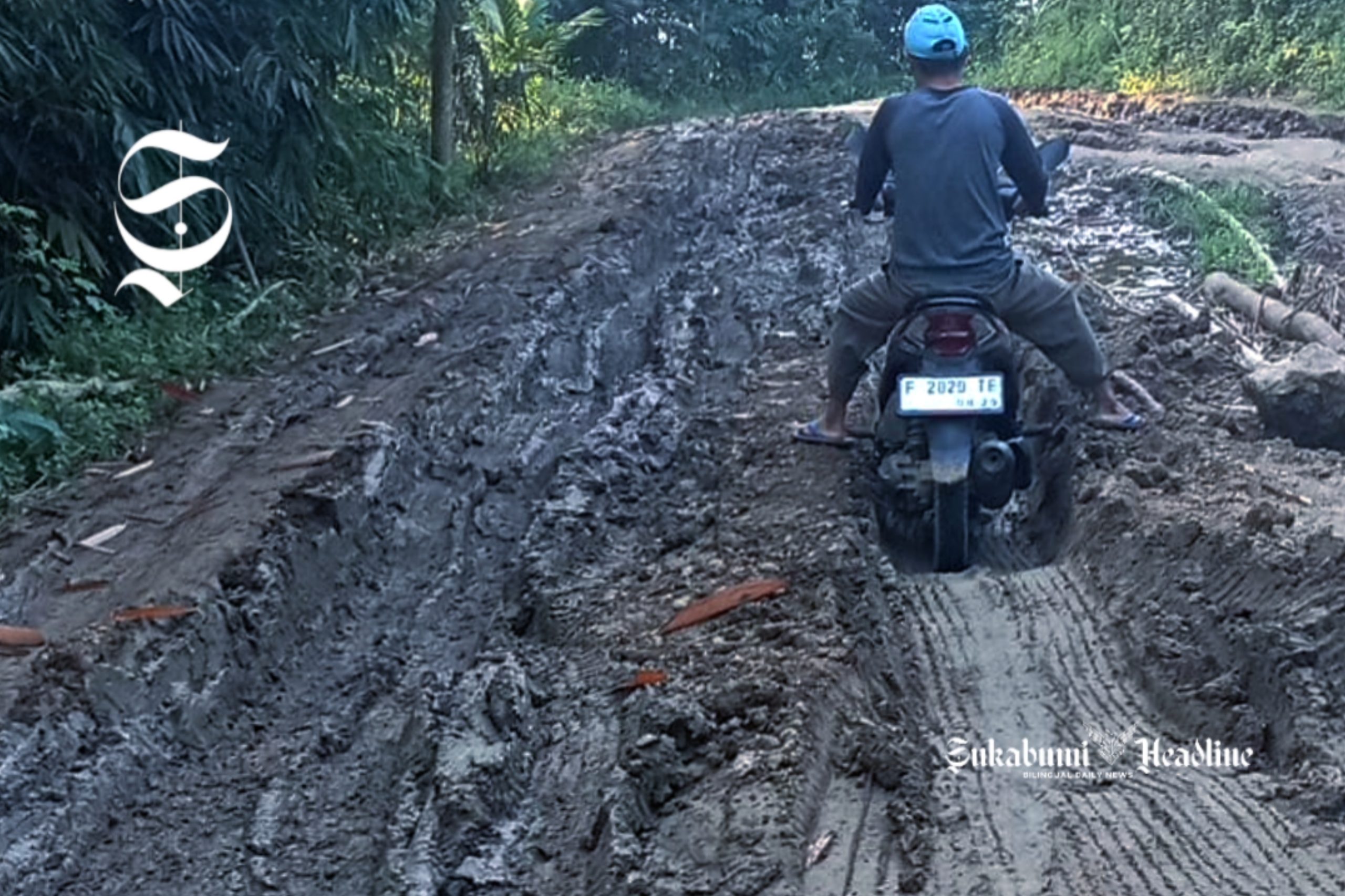 Jalan Kabupaten Sukabumi di Cidolog rusak parah