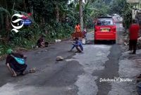 Sopir angkot di Sukabumi iuran perbaiki Jalan Kabupaten menuju tempat wisata Situ Gunung yang rusak - Asep Supriatna