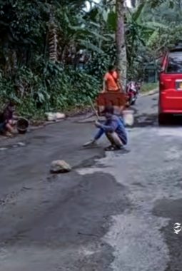 Sopir angkot di Sukabumi iuran perbaiki Jalan Kabupaten menuju tempat wisata rusak