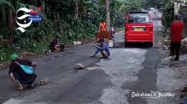 Sopir angkot di Sukabumi iuran perbaiki Jalan Kabupaten menuju tempat wisata Situ Gunung yang rusak - Asep Supriatna