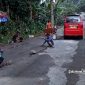 Sopir angkot di Sukabumi iuran perbaiki Jalan Kabupaten menuju tempat wisata Situ Gunung yang rusak - Asep Supriatna
