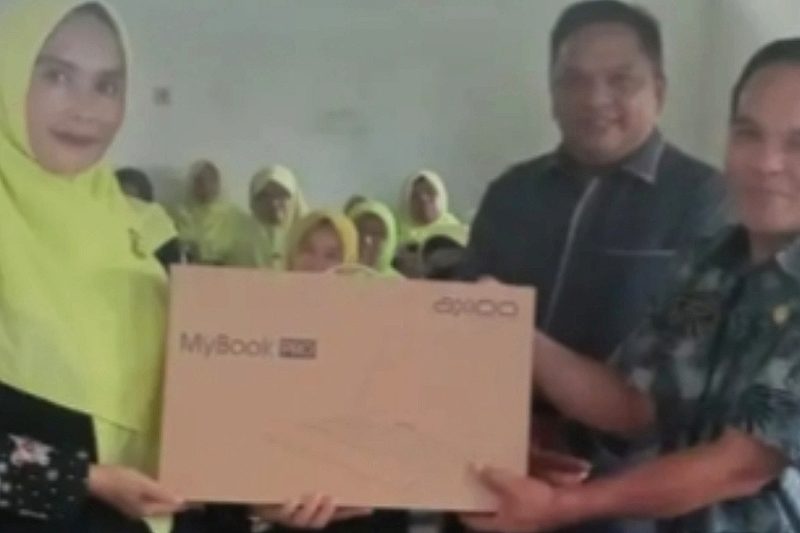 Ketua DPRD Kabupaten Sukabumi, Budi Azhar Mutawali, apresiasi bantuan laptop untuk PAUD - Ist