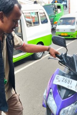 Warga Cibadak Sukabumi digegerkan penemuan motor diduga hendak dibakar