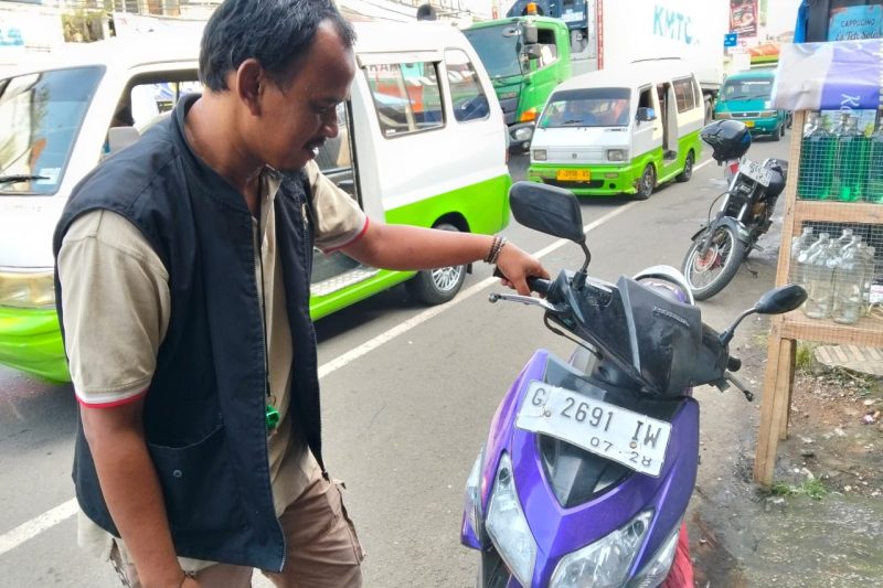 Warga Cibadak Sukabumi digegerkan penemuan motor diduga hendak dibakar - Ist