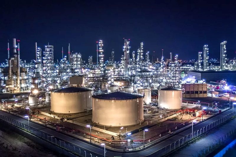 Oil Refinery atau kilang minyak - Ist