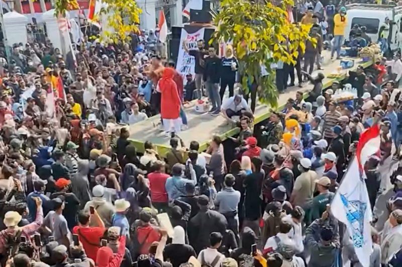 Demonstrasi warga dan mahasiswa Pati tuntut Bupati Sadewo mundur - Ist