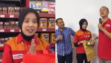 Karyawati terbaik, wanita asal Sukabumi Eer Nurhasanah mendapat reward umrah - Instagram