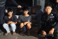IW dan J (kiri dan tengah), bawa barang haram dari Jakarta, dua pria asal Sukabumi dibekuk di Bogor - Ist
