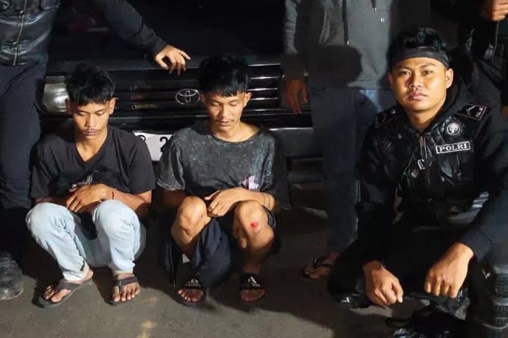IW dan J (kiri dan tengah), bawa barang haram dari Jakarta, dua pria asal Sukabumi dibekuk di Bogor - Ist