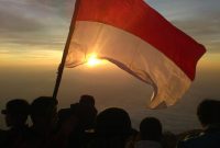 Merdeka, mengibarkan bendera merah putih - Ist