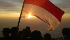 Merdeka, mengibarkan bendera merah putih - Ist
