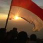 Merdeka, mengibarkan bendera merah putih - Ist