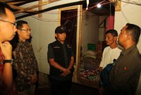 Staf Khusus Menko PMK Bidang Mobilisasi Sumberdaya Bencana, Mochammad Luthfie Beta saat mengunjungi rumah Raya - Kemenko PMK