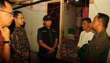 Staf Khusus Menko PMK Bidang Mobilisasi Sumberdaya Bencana, Mochammad Luthfie Beta saat mengunjungi rumah Raya - Kemenko PMK