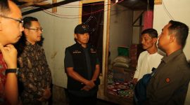 Staf Khusus Menko PMK Bidang Mobilisasi Sumberdaya Bencana, Mochammad Luthfie Beta saat mengunjungi rumah Raya - Kemenko PMK