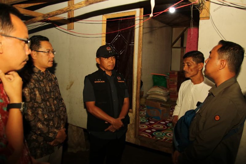 Staf Khusus Menko PMK Bidang Mobilisasi Sumberdaya Bencana, Mochammad Luthfie Beta saat mengunjungi rumah Raya - Kemenko PMK