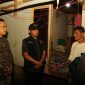 Staf Khusus Menko PMK Bidang Mobilisasi Sumberdaya Bencana, Mochammad Luthfie Beta saat mengunjungi rumah Raya - Kemenko PMK