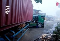 Trailer melintang jalan, Angkrong Sukabumi macet total - sukabumiheadline.com