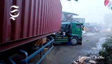 Trailer melintang jalan, Angkrong Sukabumi macet total - sukabumiheadline.com