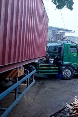 Trailer melintang Jalan Angkrong Sukabumi, macet total buruh pelajar ngeluh