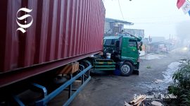 Trailer melintang jalan, Angkrong Sukabumi macet total - sukabumiheadline.com