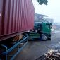 Trailer melintang jalan, Angkrong Sukabumi macet total - sukabumiheadline.com
