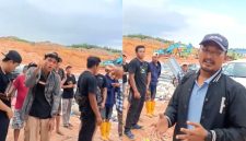 Warga Sukabumi dan Cianjur terlantar di Batam, Candra (kanan jaket hitam) - Ist