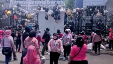 Gedung DPRD Jawa Barat ditimpuki sampah - Ist