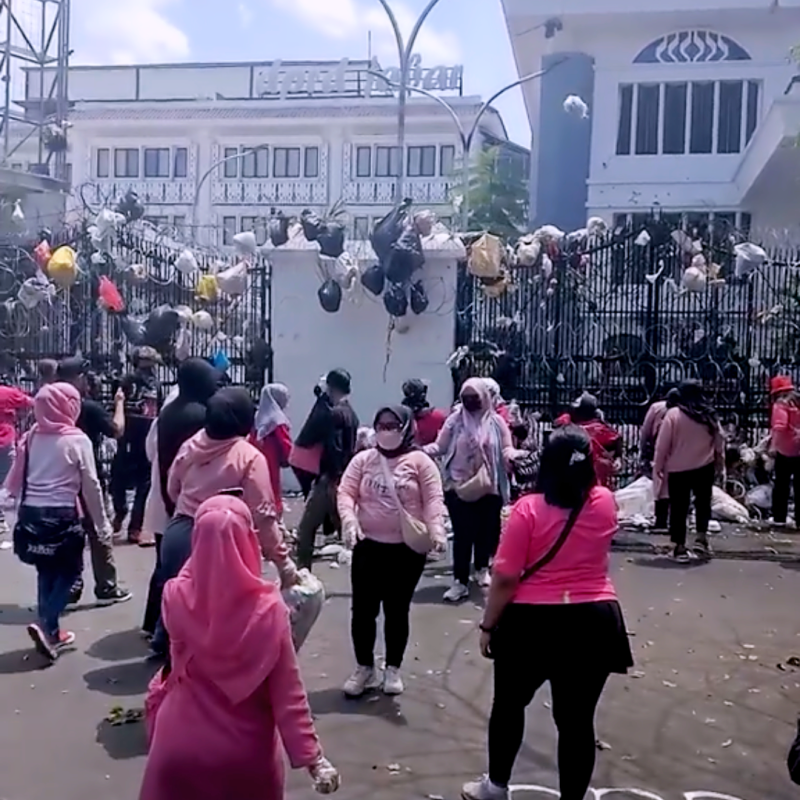 Gedung DPRD Jawa Barat ditimpuki sampah - Ist