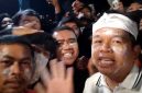 Gubernur Jawa Barat, Dedi Mulyadi menyambangi masa aksi di sekitar Gedung DPRD Jabar, pada Jumat malam WIB - Ist