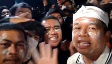 Gubernur Jawa Barat, Dedi Mulyadi menyambangi masa aksi di sekitar Gedung DPRD Jabar, pada Jumat malam WIB - Ist