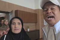Emalia, ibu dari Reni Rahmawati saat bertemu Gubernur Jawa Barat Dedi Mulyadi - Ist