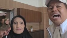 Emalia, ibu dari Reni Rahmawati saat bertemu Gubernur Jawa Barat Dedi Mulyadi - Ist