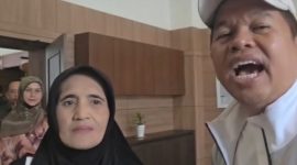Emalia, ibu dari Reni Rahmawati saat bertemu Gubernur Jawa Barat Dedi Mulyadi - Ist