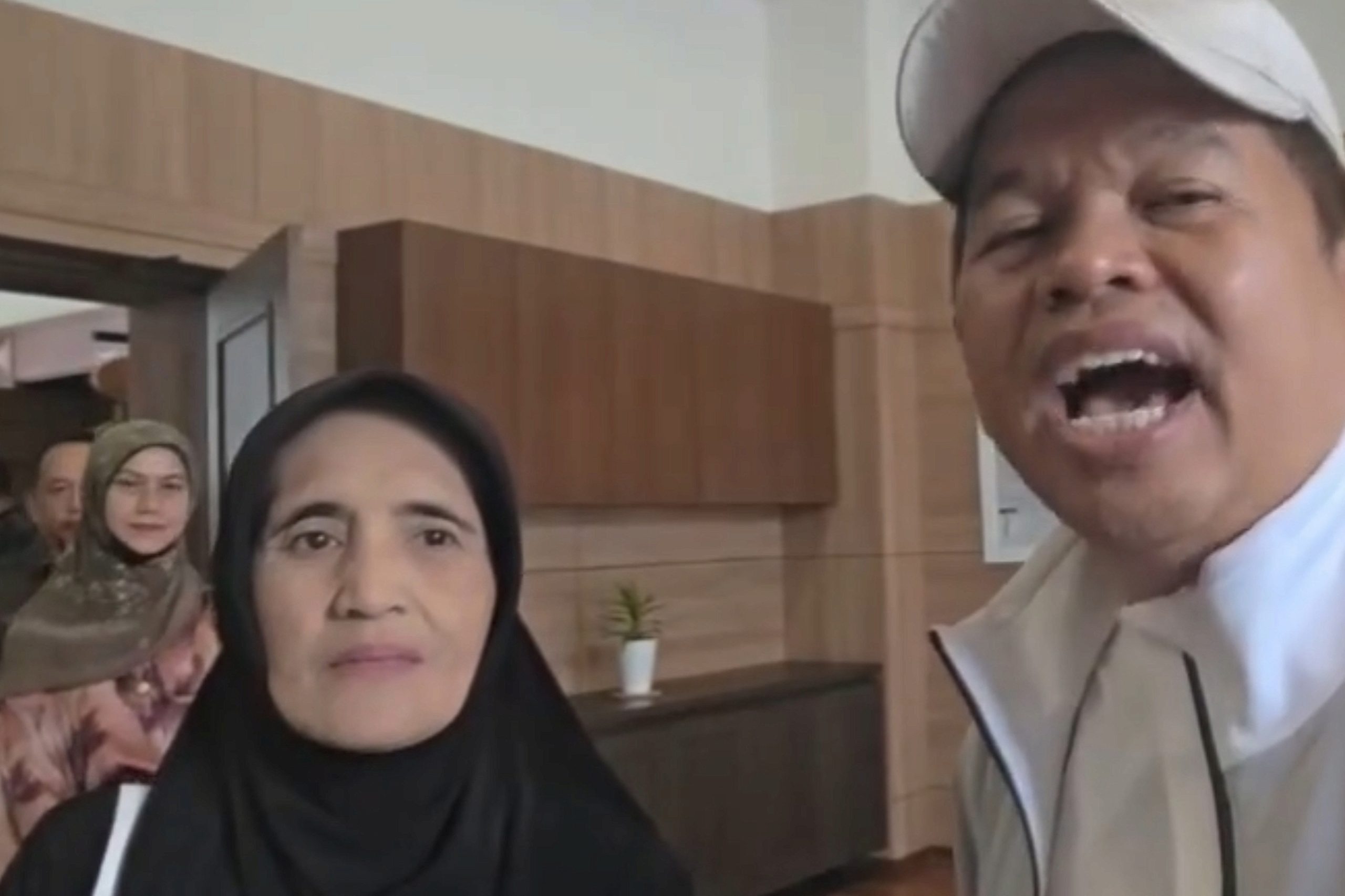 Kronologi Reni asal Sukabumi dipaksa nikah di China, ibunya bertahan hidup dari kuli bungkus kue 1 Emalia, ibu dari Reni Rahmawati saat bertemu Gubernur Jawa Barat Dedi Mulyadi
