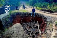 Jalan amblas dan Jembatan Cikarang, Kabupaten Sukabumi rusak - Ronald Legy