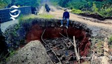 Jalan amblas dan Jembatan Cikarang, Kabupaten Sukabumi rusak - Ronald Legy